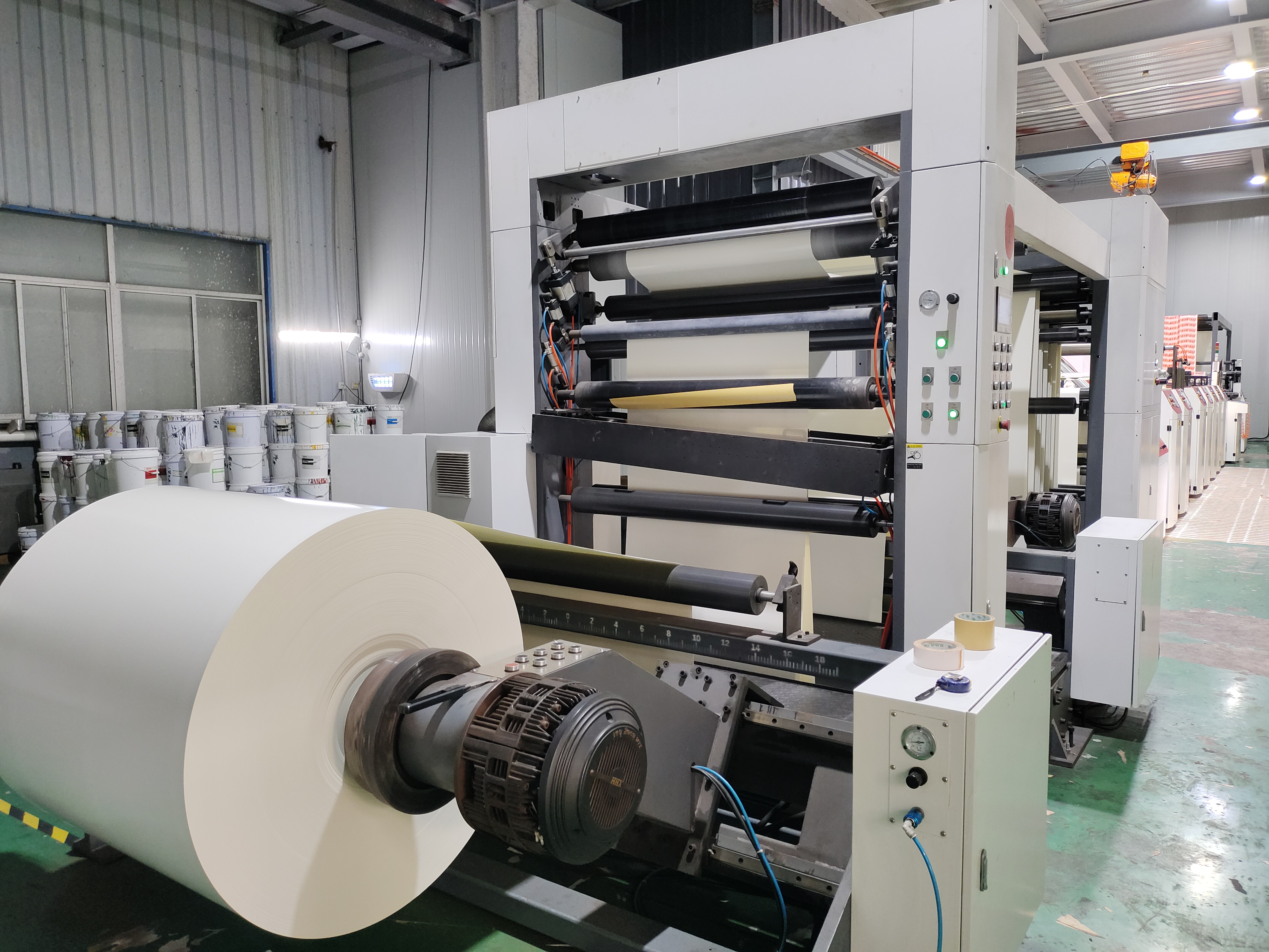 H&icirc;rtie pentru cupe acoperite cu PE alb rezistent la apă de calitate alimentară pentru fabricarea de cești