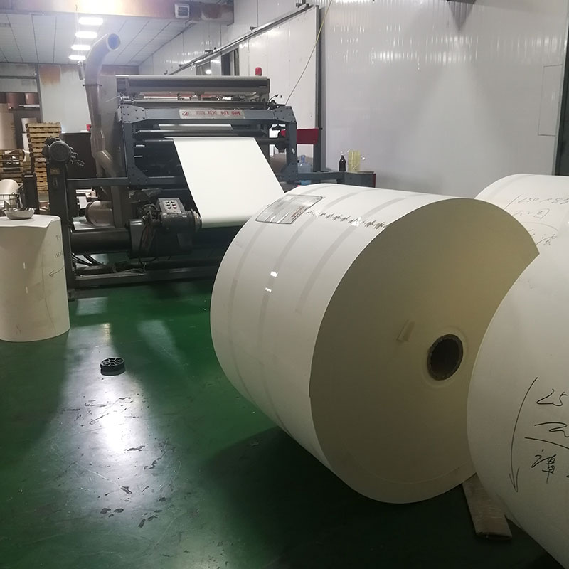 H&icirc;rtie pentru cupe acoperite cu PE alb rezistent la apă de calitate alimentară pentru fabricarea de cești