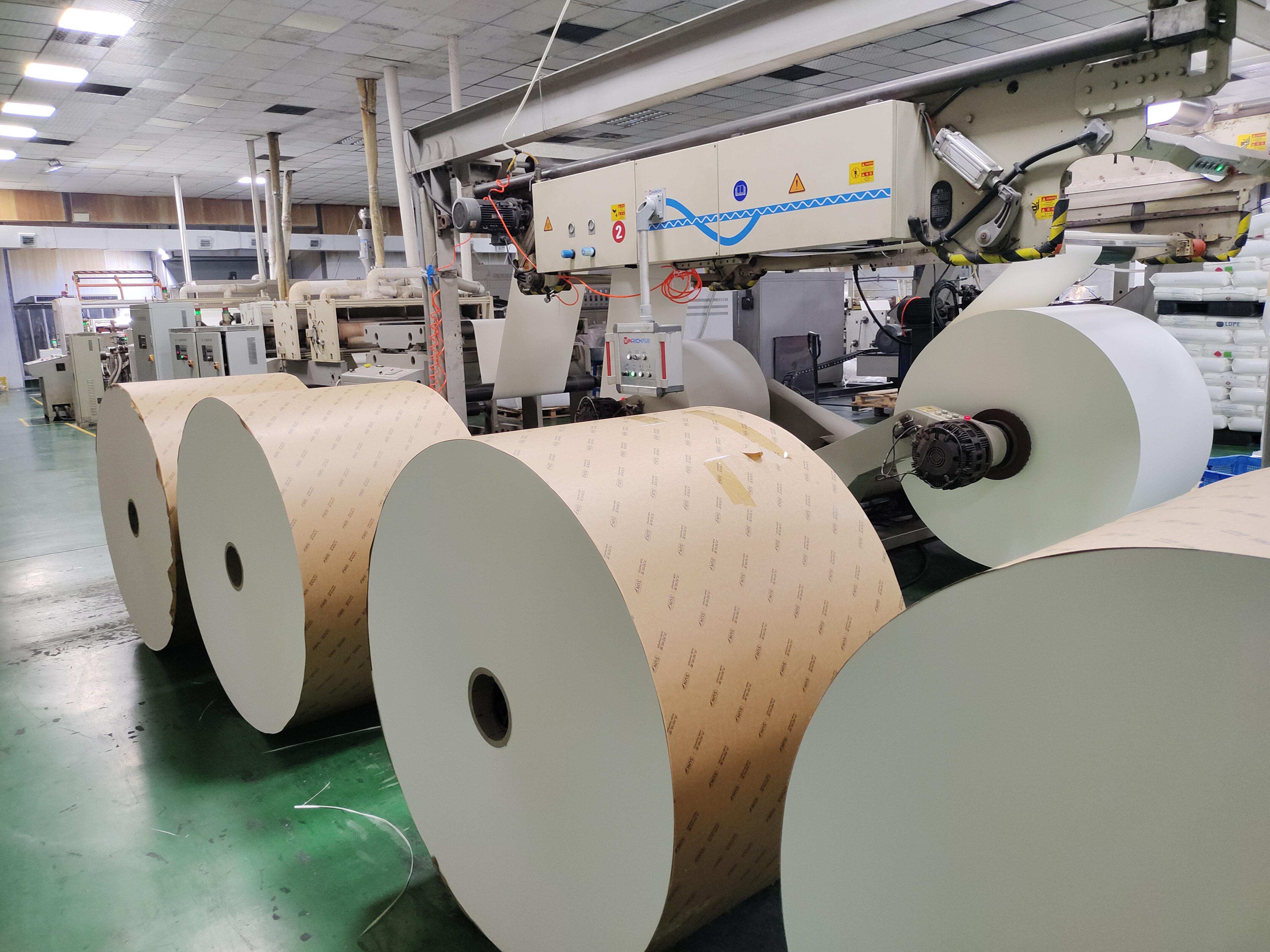 H&icirc;rtie pentru cupe acoperite cu PE alb rezistent la apă de calitate alimentară pentru fabricarea de cești